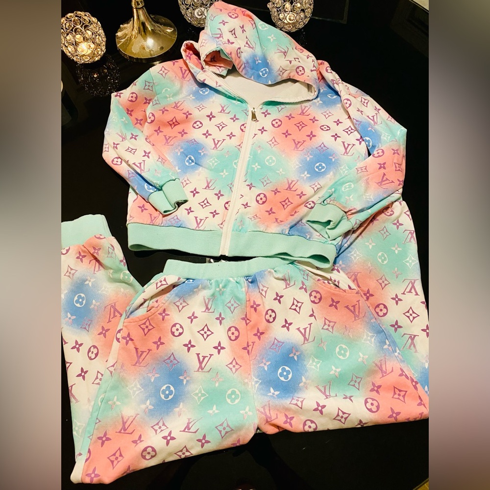 Louis Vuitton kids suit 6-7 years .